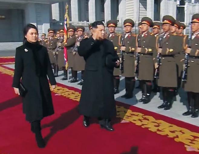 김정은, 열병식 생중계 처음으로 안해.. 시간도 70분 짧아져