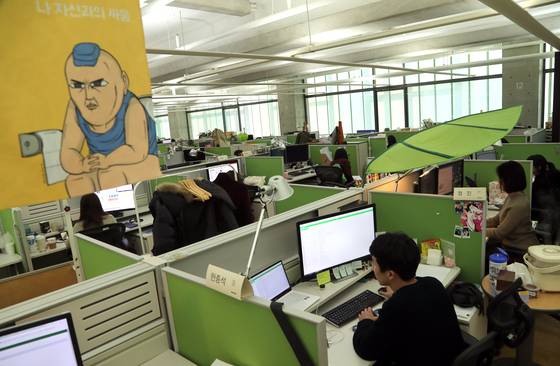 스타 웹툰 작가 조석의 '마음의 소리' 캐릭터 벽그림이 걸려있는 분당 네이버 본사 그린팩토리 11층 네이버웹툰 사무실. '나 자신과의 싸움'이란 문구는 이 회사 기업문화를 잘 보여준다. 최승식 기자