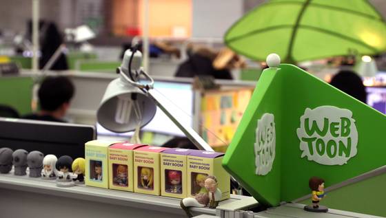 네이버웹툰 한 직원 자리. 파티션 위에 피규어거 가지런히 놓여 있다. 최승식 기자