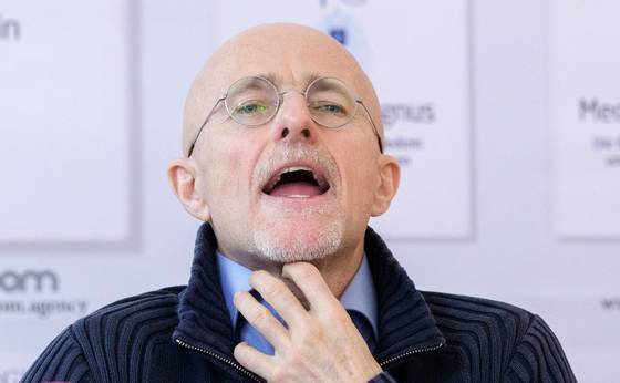 이탈리아의 신경외과 전문의인 세르지오 카나베로 박사가 지난해 11월 오스트리아 빈에서 열린 기자회견을 열고 조만간 중국에서 세계 최초로 인간 머리 이식수술이 이뤄질 것이라고 발표했다. 그는 이 자리에서 시신 머리 이식수술에는 이미 성공했다고 밝혔다. [EPA=연합]