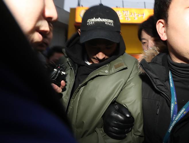 마약 투약 혐의로 경찰에 긴급 체포된 영화배우 정석원이 9일 오후 서울 동대문구 서울지방경찰청광역수사대마약수사계에서 조사를 받고 성북경찰서 유치장으로 이동하기 위해 차량에 탑승하고 있다. 연합뉴스