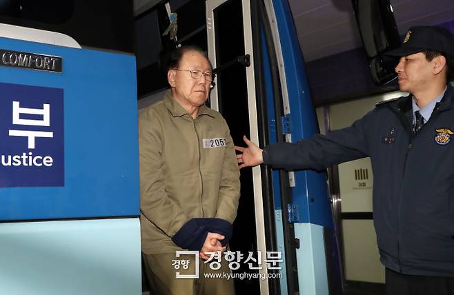 김백준 전 이명박 정부 청와대 총무기획비서관이 지난 1월 17일 구속 후 처음으로 검찰 조사를 받기 위해 서울중앙지검으로 들어오고 있다. / 김영민 기자