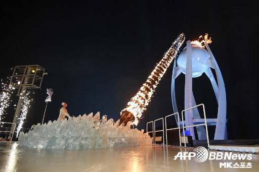 마침내 성화에 불을 붙이고...