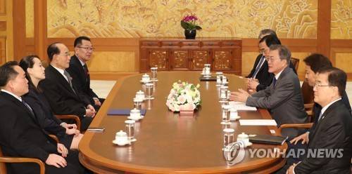 [올림픽] 문 대통령, 북한 고위급대표단 접견 (서울=연합뉴스) 김주형 기자 = 문재인 대통령이 10일 오전 청와대에서 북한 김영남 최고인민회의 상임위원장, 김정은 북한 노동당 위원장의 여동생 김여정 노동당 중앙위 제1부부장을 비롯한 북한 고위급대표단을 접견하고 있다.     kjhpress@yna.co.kr