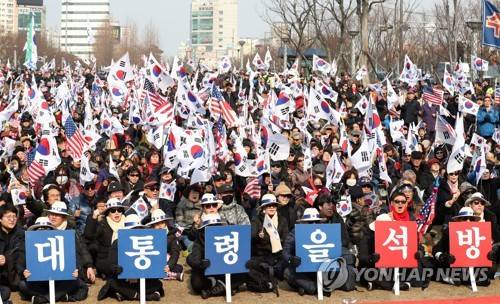 태극기와 성조기 흔드는 친박단체 (부산=연합뉴스) 손형주 기자 = 10일 오후 부산 부산진구 송상현광장에서 대한애국당과 박근혜 전 대통령 무죄 석방 1천만 서명운동본부 주최로 열린 태극기 집회에서 참가자들이 태극기와 성조기를 흔들고 있다. 2018.2.10       handbrother@yna.co.kr