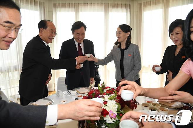 이낙연 국무총리(가운데)가 11일 오전 서울 광진구 워커힐 호텔에서 열린 '북한 고위급 대표단 오찬'에서 김영남 북한 최고인민회의 상임위원장, 김여정 조선노동당 중앙위원회 제1부부장과 건배를 하고 있다.(총리실 제공) 2018.2.11/뉴스1