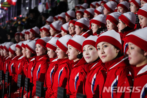 북한 응원단이 9일 강원 평창올림픽스타디움에서 열린 2018 평창동계올림픽 개회식에 참석해 행사 시작을 기다리고 있다. /사진=뉴시스