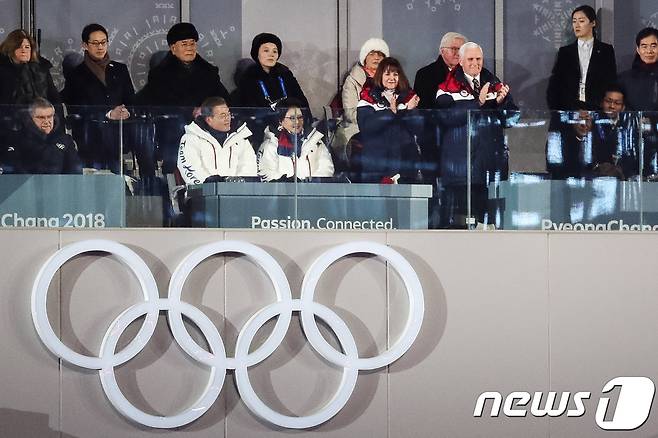 마이크 펜스 미국 부통령이지난  9일 강원도 평창올림픽스타디움에서 열린 평창동계올림픽 개막식에서 미국 선수단 입장 중 박수치고 있다. 2018.2.9/뉴스1 © News1 유승관 기자