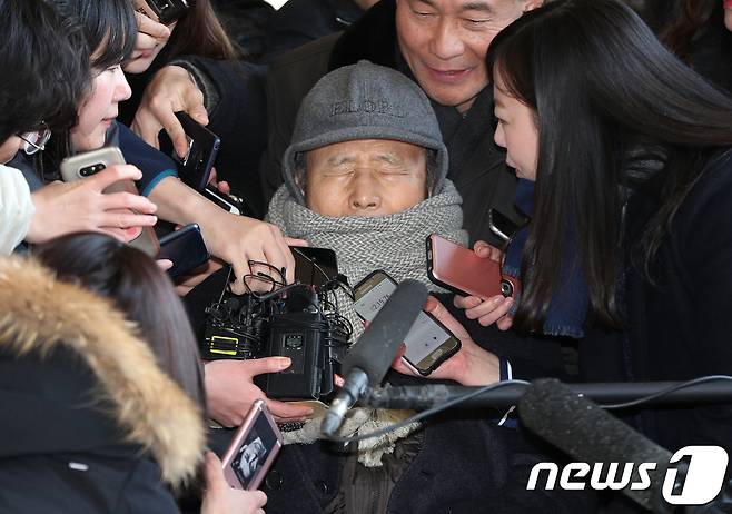 국정원 특활비 수수 의혹으로 서울중앙지검에 피의자 신분으로 출석하는 이명박 전 대통령의 친형 이상득 전 국회의원. 2018.1.26/뉴스1 © News1 신웅수 기자
