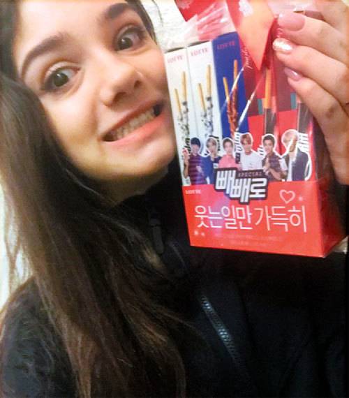 EXO가 모델인 과자를 들고 기뻐하는 메드베데바. [메드베데바 SNS]