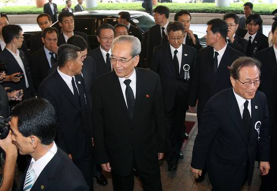 2009년 8월 김대중 전 대통령 서거 당시 방한한 북한 조문단이 숙소인 서울 홍은동 그랜드 힐튼호텔에 도착할 당시 모습. [연합뉴스]