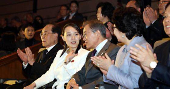 문재인 대통령과 김정숙 여사가 11일 오후 서울 중구 국립극장 해오름극장에서 열린 북한 삼지연 관현악단의 공연에 참석해 김영남 최고인민회의 상임위원장, 김여정 노동당 선전선동부 제1부부장 등 북한대표단과 대화를 나누고 있다. [청와대사진기자단]