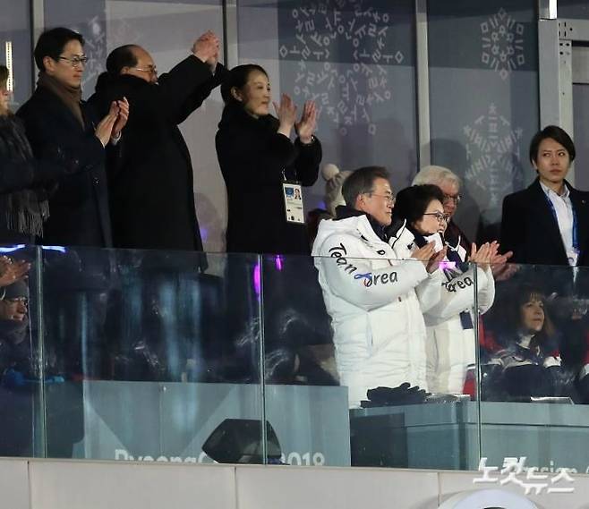 문재인 대통령과 북한의 김영남·김여정이 9일 오후 강원도 평창 올림픽 스타디움에서 열린 2018 평창동계올림픽 개회식에서 한반도기를 들고 입장하는 남북 선수단을 지켜보며 박수 치고 있다. (사진=이한형 기자)