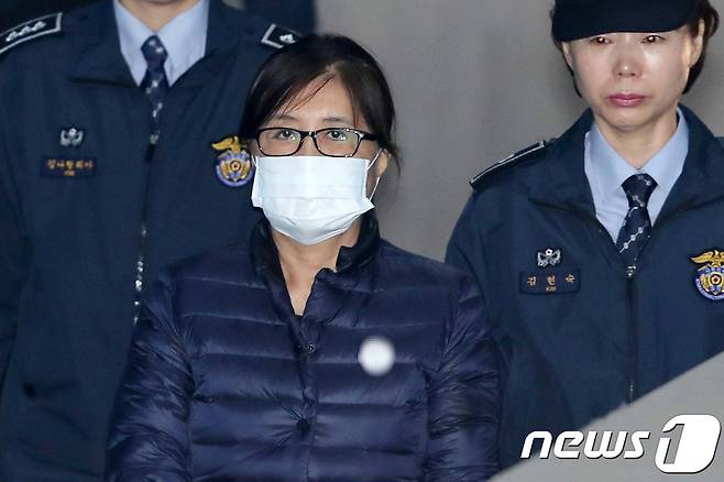 최순실, 1심 선고 앞두고 법원 도착(1보) | 인스티즈