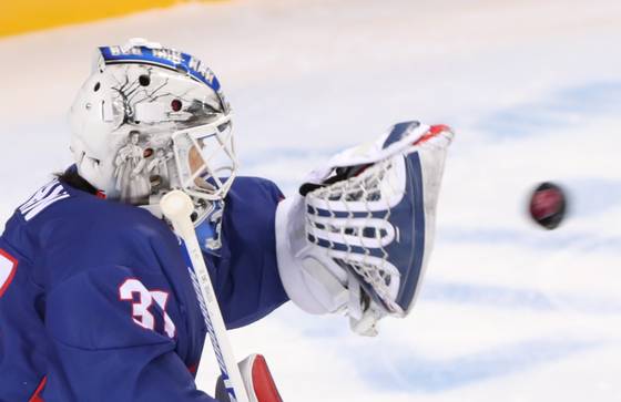 12일 오후 강원도 강릉시 관동하키센터에서 열린 여자 아이스하키 조별예선 2차전 남북 단일팀 대 스웨덴 경기. 단일팀 신소정이 스웨덴의 슛을 막고 있다.[강릉=연합뉴스]