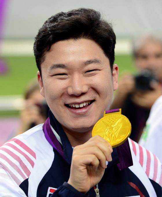 베이징·런던·리우 올림픽 사격 종목에서 3연속 금메달을 획득한 진종오. 역대 한국 국가대표 선수 중 일시 장려금 누적 금액이 가장 많다. [올림픽사진기자단]