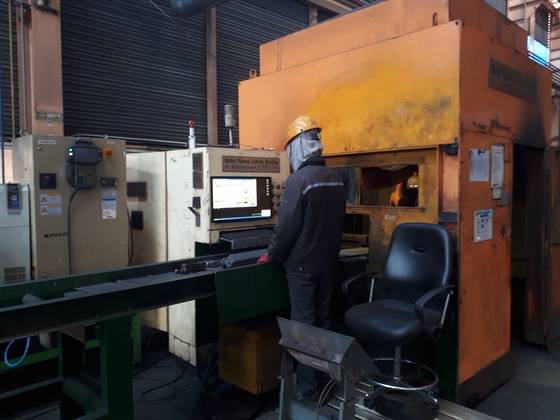 화인중공업이 개발한 로봇 플라스마 커팅 머신. 이 로봇은 사물인터넷(IoT)으로 철 자재 제작 설계도 전송 받아 스스로 작업한다. [김도년 기자]