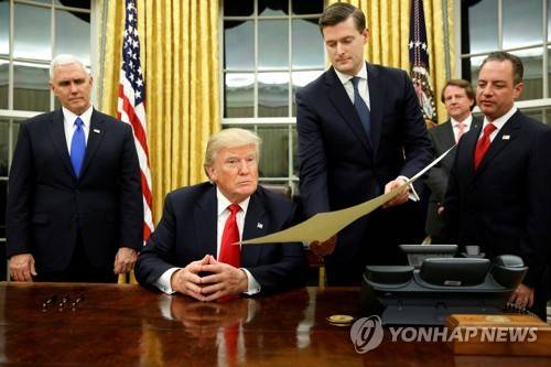 도널드 트럼프 미국 대통령과 롭 포터(오른쪽에서 두번째)