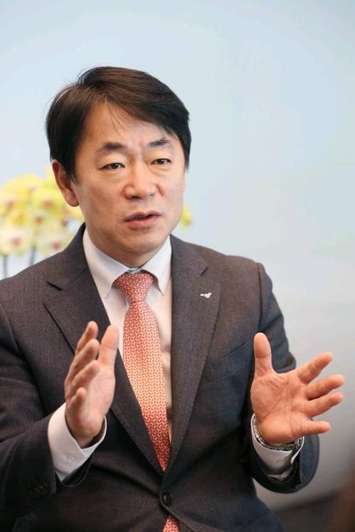 (영종도=연합뉴스) 임남수 인천국제공항공사 여객서비스본부장이 17일 인천국제공항 제2터미널 홍보전시관에서 연합뉴스와 만나 인터뷰하고 있다. 제2터미널은 지난달 18일 공식 개장했다. 2018.2.17.  [인천국제공항공사 제공=연합뉴스]