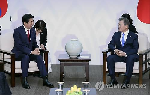 [올림픽] 문 대통령, 아베 총리와 정상회담 (평창=연합뉴스) 배재만 기자 = 문재인 대통령이 평창올림픽 개막식이 열리는 9일 오후 강원도 용평 블리스힐스테이에서 아베 신조 일본 총리와 정상회담을 하고 있다. 2018.2.9      scoop@yna.co.kr