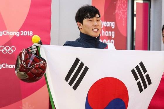 대한민국 윤성빈이 16일 강원도 평창군 올림픽슬라이딩센터에서 열린 2018 평창동계올림픽 스켈레톤 남자 결승에서 금메달을 차지한 후 태극기를 들고 있다. [뉴스1]