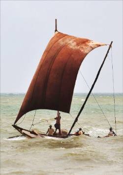 옛날 방식으로 항해 중인 돛단배