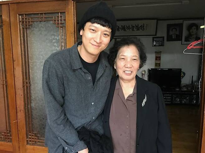 강동원은 지난해 개봉한 영화 '1987'에서 故 이한열 열사 역으로 특별출연했다. 강동원과 故 이한열 열사의 어머니 배은심 씨 (사진=이한열 기념사업회 제공)