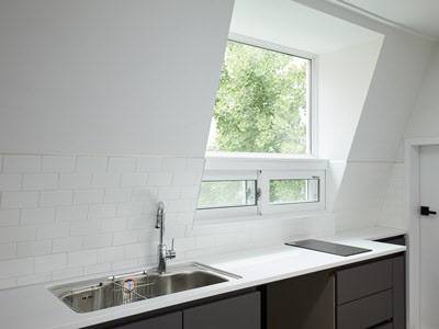 사선으로 된 주방 벽면에 큰 창을 냈다. /집닥 제공