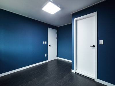 다크 네이비 컬러로 된 벽. /집닥 제공