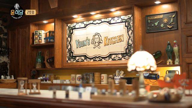 tvN 예능 ‘윤식당2’의 내부 벽에는 타일로 만든 벽 장식이 눈길을 끈다. tvN 방송화면 캡처