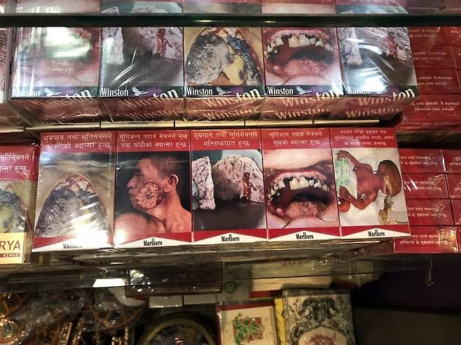 네팔에서 진열된 담배 제품들. 담뱃갑의 90%를 채운 커다란 경고그림이 두드러진다. [사진 트위터 캡처]