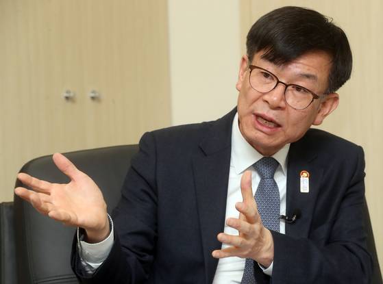 김상조 공정거래위원장은 지난 13일 중앙일보와 인터뷰에서 ’네이버의 공정거래법 위반 여부를 엄중히 검토하고 있다“라고 말했다. [최정동 기자]