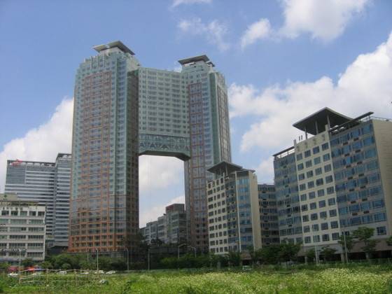 '분당의 타워팰리스'로 불리는 고급 오피스텔인 타임브릿지. 지난 10여년간 시세는 많이 올랐는데 국세청이 발표한 기준시가는 절반으로 떨어졌다.