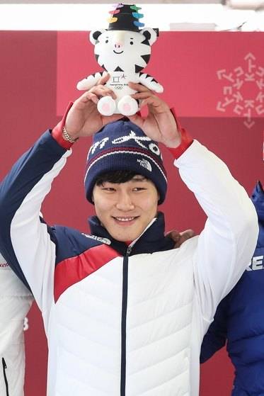 대한민국 윤성빈이 16일 강원도 평창군 올림픽슬라이딩센터에서 열린 2018 평창동계올림픽 스켈레톤 남자 결승에서 금메달을 차지한 후 수호랑 인형을 들고 포즈를 취하고 있다. [뉴스1]