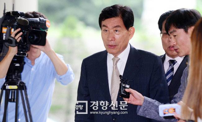 지난해 7월24일 원세훈 전 국가정보원장이 ‘댓글 대선개입’ 사건 파기환송심 결심공판에 출석하기 위해 서울 서초동 서울고법 건물로 들어서고 있다./ 김창길 기자