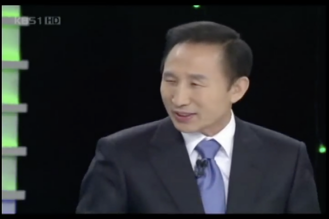 ▲ 2007년 11월21일 방송된 KBS 대선후보초청토론회 ‘질문있습니다’에서 질문에 답하고 있는 이명박 당시 대통령 후보. 이 토론회에서 이명박 후보는 BBK 의혹에 대해 자신과 무관하다는 주장을 하며 의혹이 사실일 경우 '대통령이 된 뒤에도 대통령직을 그만두겠다'고 말했다. 사진=KBS 대선후보초청토론회 ‘질문있습니다’ 방송 화면 갈무리