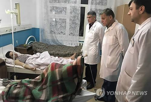 러 남부서 기독교도에 무차별 총격…최소 5명 사망 (모스크바 EPA=연합뉴스) 러시아 남부 다게스탄 자치공화국 키즐랴르에서 18일(현지시간) 발생한 무장괴한 총기 난사로 부상한 남자가 병원에서 치료를 받고 있다. 타스 통신 등에 따르면 이날 키즐랴르 시내에서 한 괴한이 교회에서 예배를 보고 나오는 신자들을 겨냥해 사냥총으로 무차별 총격을 가해 최소 5명이 숨지고 범인도 경찰에 사살됐다. 수니파 무장조직 '이슬람국가'(IS)는 자신들이 테러 배후라고 주장했다.     ymarshal@yna.co.kr