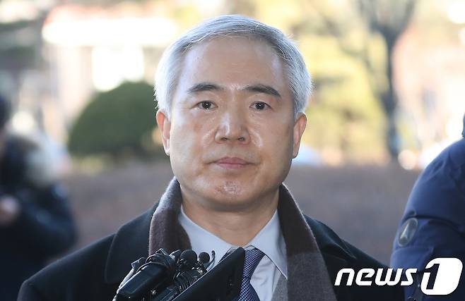 강원랜드 채용비리 수사단장으로 임명된 양부남 광주지방검찰청장이 7일 오후 서울 도봉구 서울북부지검에 마련된 수사단 사무실로 들어서며 취재진의 질문을 듣고 있다. 2018.2.7/뉴스1 © News1 구윤성 기자