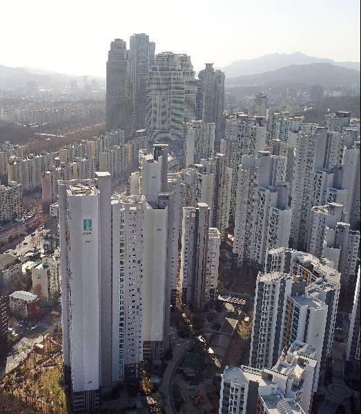 오는 4월 1일부터 다주택자에 대한 양도소득세가 중과되면서 자녀에게 증여하는 사례가 늘고 있다. /조선DB