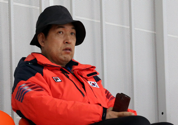 전명규 빙상연맹 부회장 - 전명규 대한빙상경기연맹 부회장이 17일 러시아 소치 해안클러스터의 아들레르 아레나에서 훈련하는 스피드스케이팅 이승훈의 훈련을 지켜보고 있다. 2014.2.17 연합뉴스