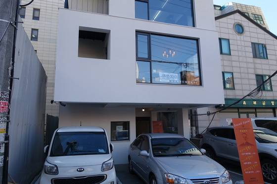 서울 남부터미널역 근처 신축 건물 2층에 판을 펼친 태국 음식점 ‘쿤쏨차이’.