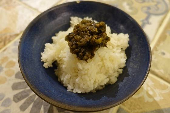 국밥에 따라 나온 코코넛 쌀밥에 가지양념장을 올렸다. 밥 추가는 무료다.