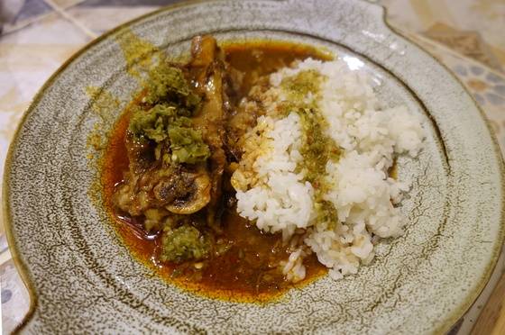 마싸만커리 덮밥. 손님이 감기 기운이 있다고 하자 고추지 소스를 듬뿍 올려줬다.