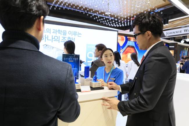 인천국제공항 제2여객터미널(T2) 오픈 후 전자담배 매출이 30% 이상 크게 증가한 것으로 나타났다. 사진은 T2 담배매장 내 전자담배 부스 모습. [제공=롯데면세점]