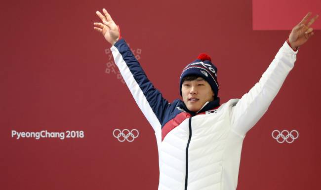 지난 16일 강원도 평창 슬라이딩센터에서 평창동계올림픽 남자 스켈레톤 금메달을 획득한 윤성빈이 시상대에 오르고 있다. [사진=연합뉴스]