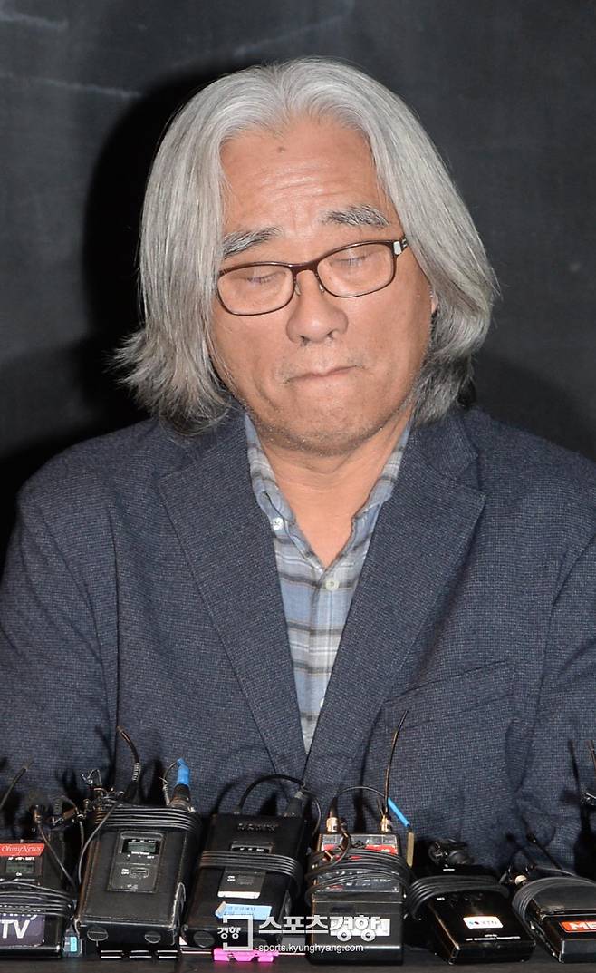 19일 오전 이윤택 전 연희단거리패 예술감독이 서울 명륜동 극장 30스튜디오에서 성추행 논란에 대해 공개사과 하고 있다. 이상훈 선임기자 doolee@kyunghyang.com