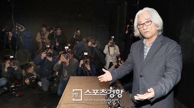 연극계 성폭행 파문을 일으킨 연극연출가 이윤택씨가  19일 오전 서울 종로구 30스튜디오에서 열린 기자회견에서 기자들의 질문에 답변을  하고 있다. 이상훈 선임기자 doolee@kyunghyang.com