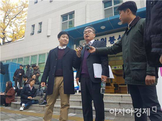 서해순씨의 법률대리인인 박훈 변호사가 지난해 11월 14일 서울 종로구 내자동 서울지방경찰청에 고소장을 접수한 뒤 취재진의 질문에 답하고 있다. (사진=이관주 기자)