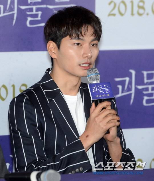 영화 '괴물들'의 언론시사회가 23일 롯데시네마 건대입구에서 열렸다. 이이경이 질문에 답하고 있다.  '괴물들'은 살아남기 위해 무슨 짓이든 해야하는 소년과 원하는 건 어떻게든 가져야 하는 소년, 그리고 그 두 소년 사이에 있는 천진난만한 소녀의 이야기다. 가장 찬란하게 빛나는 10대들의 권력과 폭력의 비극을 그린 청춘느와르 영화.  허상욱 기자 wook@sportschosun.com/2018.02.23/