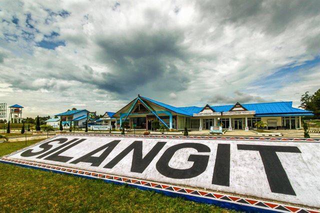 지난해 국제공항으로 격상된 실랑잇공항.  또바 호수까지 2시간 정도 걸린다.